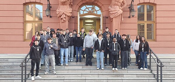 Schülergruppe vor dem Landtag