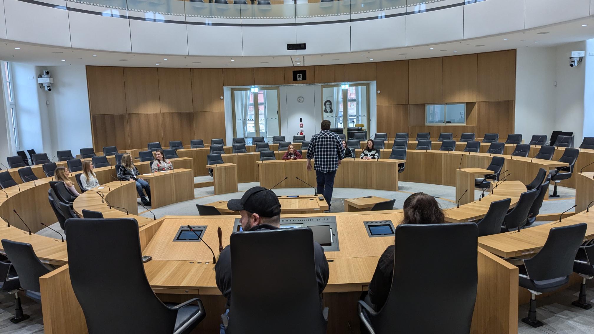 BBS Kirn: Klasse BSBM 22+ zu Besuch im Mainzer Landtag